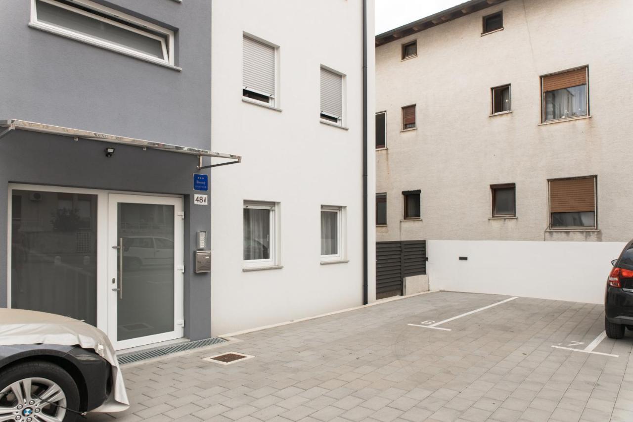 Apartment Zara - Luxury Apartment With Private Pool エクステリア 写真
