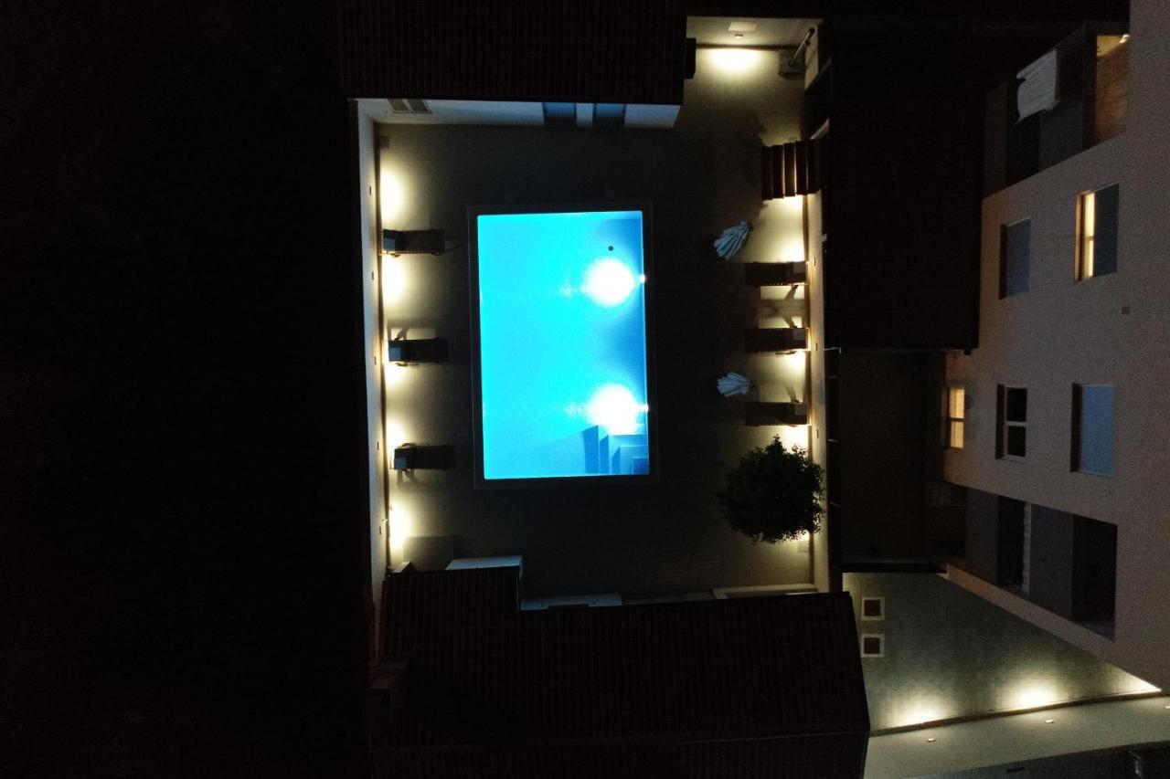 Apartment Zara - Luxury Apartment With Private Pool エクステリア 写真
