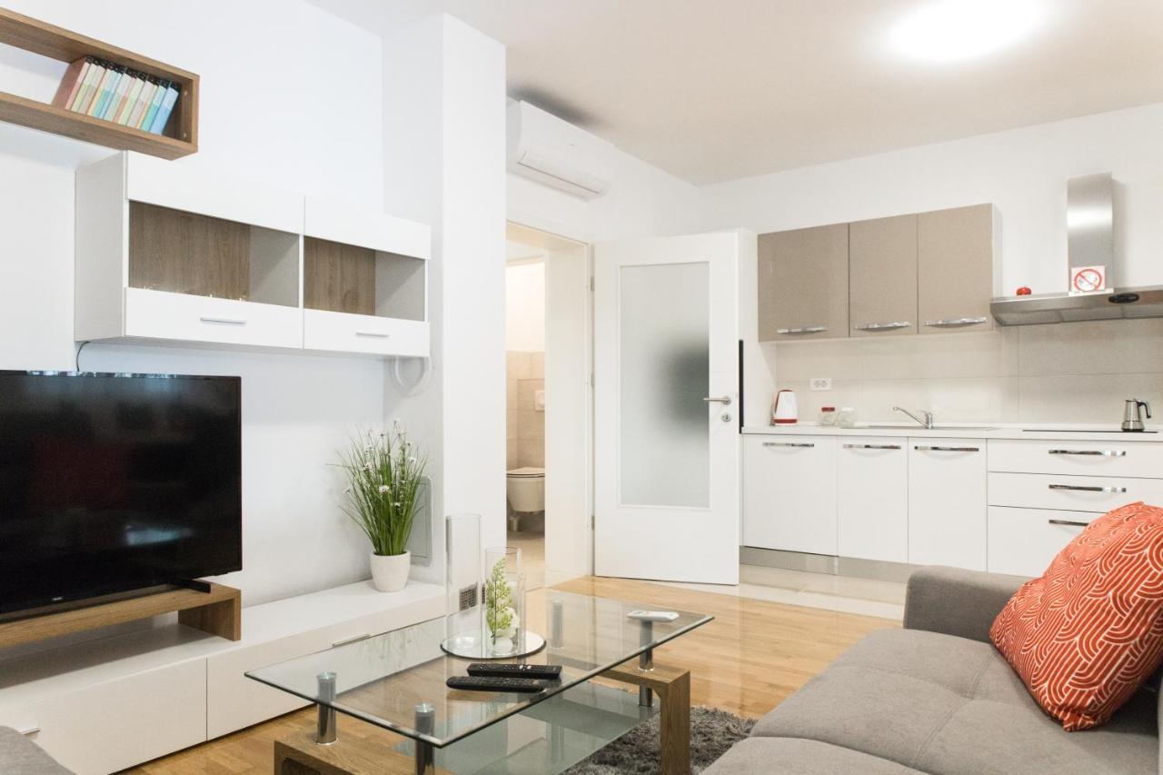 Apartment Zara - Luxury Apartment With Private Pool エクステリア 写真