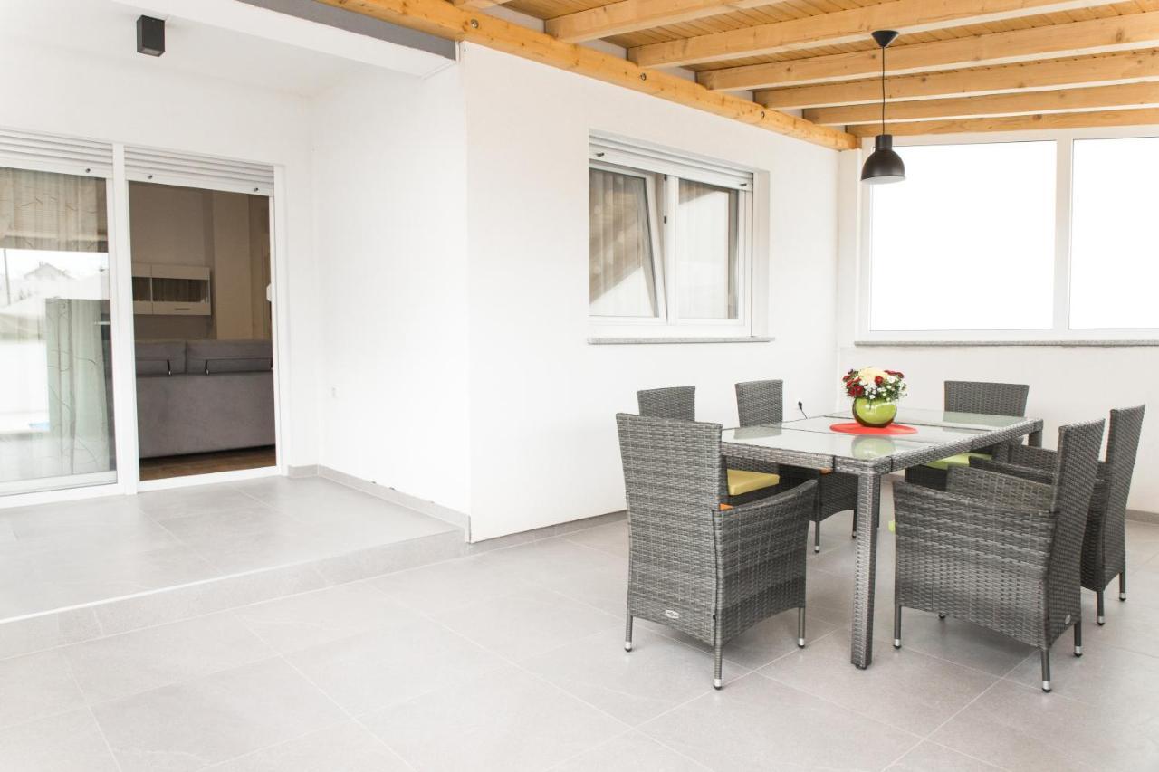Apartment Zara - Luxury Apartment With Private Pool エクステリア 写真